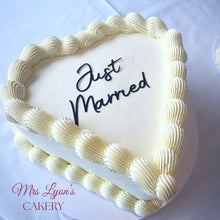 Load image into Gallery viewer, Vintage Lambeth Cake